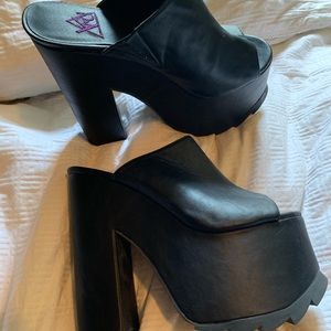 XRU black platform heels